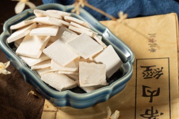 每周一药 | 一两茯苓一两金~~苍劲之松，下有茯苓