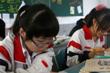 女儿升学宴，邀请的好友却一个没来？网友：怎么好意思办升学宴