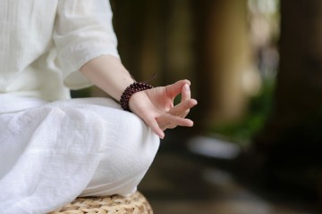 我静坐呼吸几分钟后会感觉太阳穴鼓胀有点难受,而且心窝处(差不多是巨阕穴的位置附近)会有一种闷闷的感觉,如果深呼吸一下就会好点,这是什么原因呢?